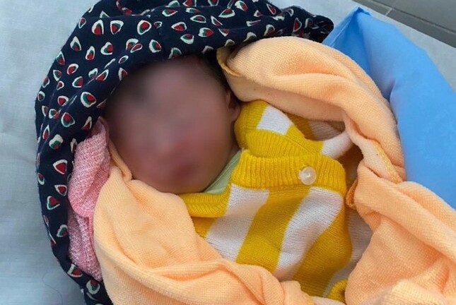 Xót xa bé trai một ngày tuổi, còn nguyên dây rốn bị bỏ rơi bên đường 