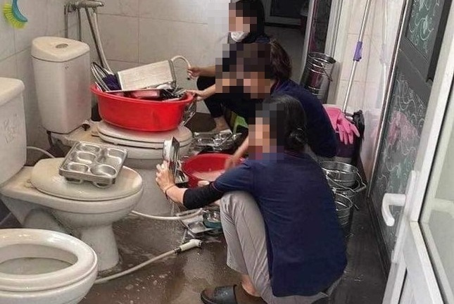 Thông tin mới vụ giáo viên rửa khay ăn của trẻ bên bồn cầu