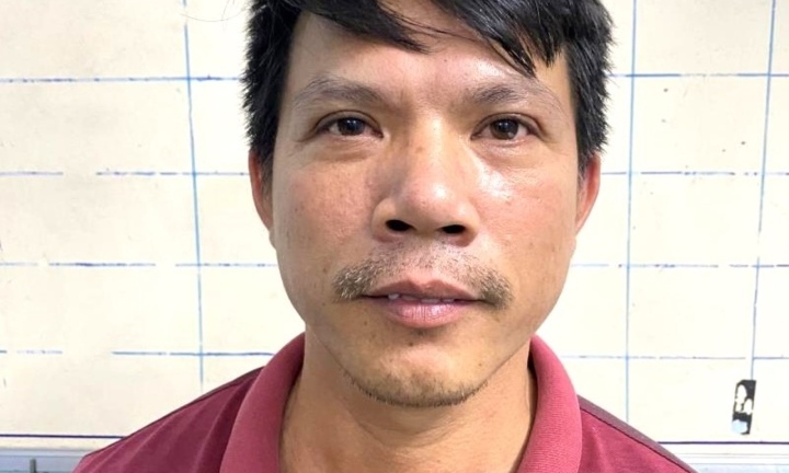 Mâu thuẫn chạy xe lấn làn nhau, tài xế vác đá ném vỡ kính ô tô trên cao tốc 