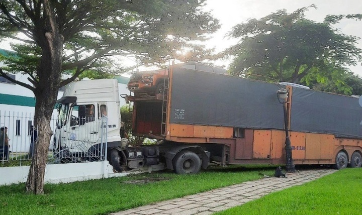 TP.HCM: Xe đầu kéo chở 6 ô tô mất lái, húc sập tường rào công ty 