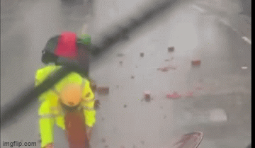 Video: CSGT Đồng Nai dầm mưa, giúp người dân dọn gạch đá bị rơi trên đường