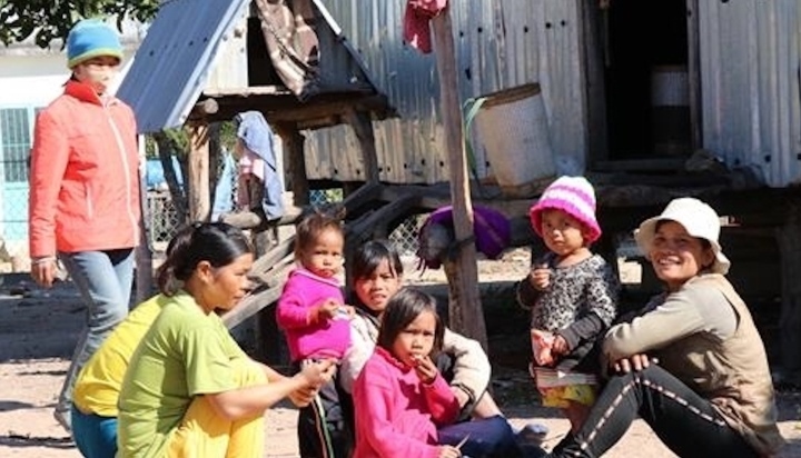 Để con trai kết hôn với vợ mới 17 tuổi, người cha bị xử phạt 