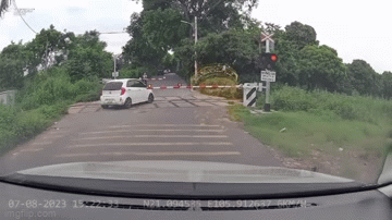 Video: Tài xế luồn lách vượt qua thanh chắn tàu khiến người xem  "thót tim "