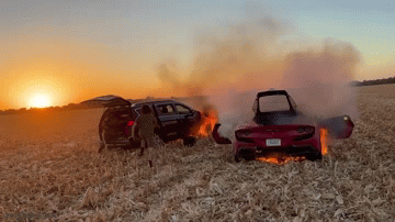 Video: Siêu xe Ferrari trị giá 400.000 USD bốc cháy dữ dội sau khi chạy vào đồng cỏ khô