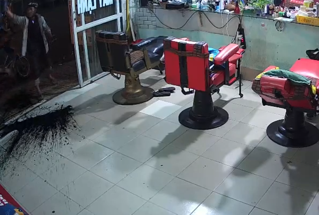 Níu kéo tình cảm bất thành, người đàn ông tạt sơn vào tiệm tóc của vợ cũ 