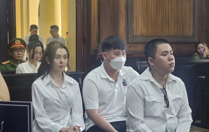 Trang Nemo và đồng phạm hầu tòa phúc thẩm: Luật sư vắng mặt, bị cáo phải tự bào chữa