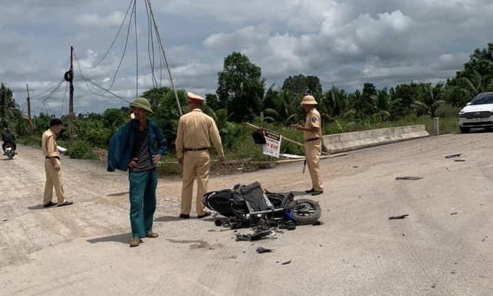 Nữ sinh đi xe máy điện va chạm với ô tô tải, tử vong thương tâm