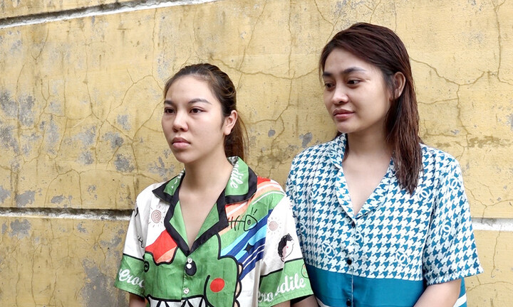 Lấy điện thoại của con nợ chuyển tiền sang tài khoản của mình, 2 cô gái bị khởi tố 