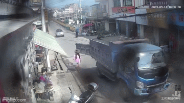 Video: Bị cánh cửa ở thùng sau xe tải đập trúng, người phụ nữ được phen 