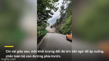 Video: Đất đá trên núi đổ xuống đường suýt đè trúng ô tô 