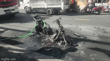 Hiện trường vụ xe máy điện bốc cháy ngùn ngụt trên đường ở TP.HCM