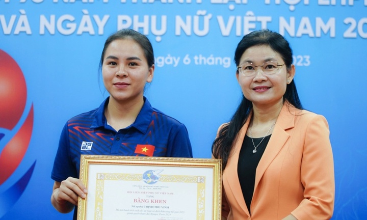 Trao bằng khen cho Trịnh Thu Vinh - nữ xạ thủ giành quyền tham dự Olympic 2024   