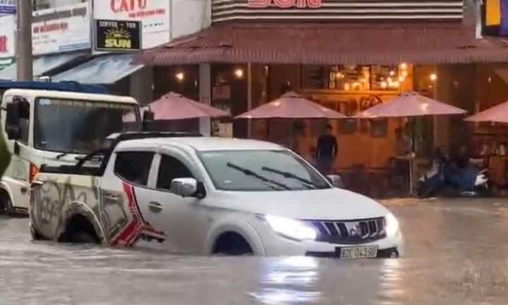 Tin nóng 24h hôm nay ngày 9/10: Mưa lớn, nhiều tuyến đường ở TP.Kon Tum chìm trong biển nước