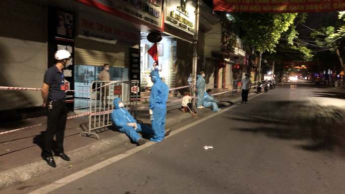 Tin tức thời sự mới nóng nhất hôm nay 24/5: Cặp vợ chồng mắc COVID-19 cố thủ trong nhà