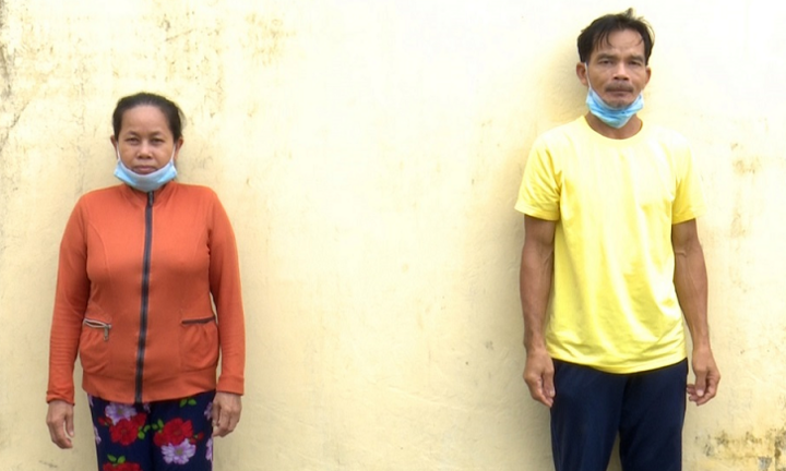 Cặp vợ chồng kéo con nợ về nhà rồi xích chân vào vách, ép viết giấy cam kết trả nợ