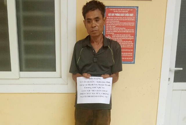 Cha bị bắt vì mua bán ma túy, 2 con trai cầm hung khí lao vào