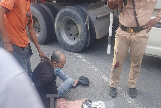 Truy bắt đối tượng sử dụng ma túy lái ôtô gây náo loạn trên đường, ép ngã xe CSGT