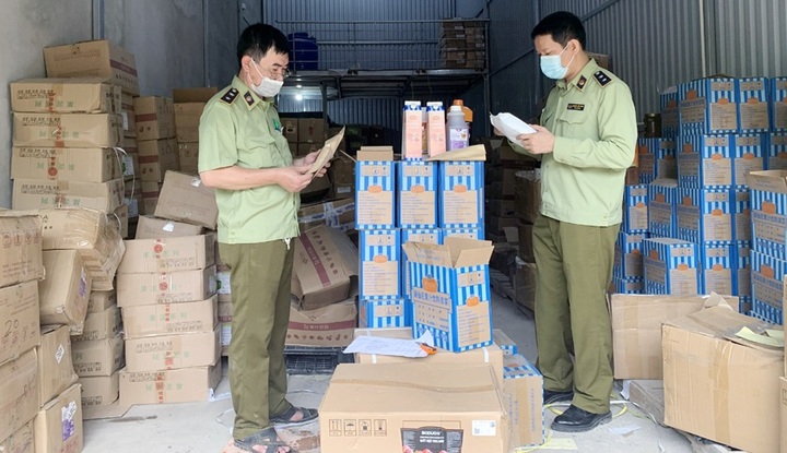 Hà Nội: Thu giữ hàng tấn nguyên liệu trà sữa ghi tên thương hiệu nổi tiếng, chưa rõ nguồn gốc