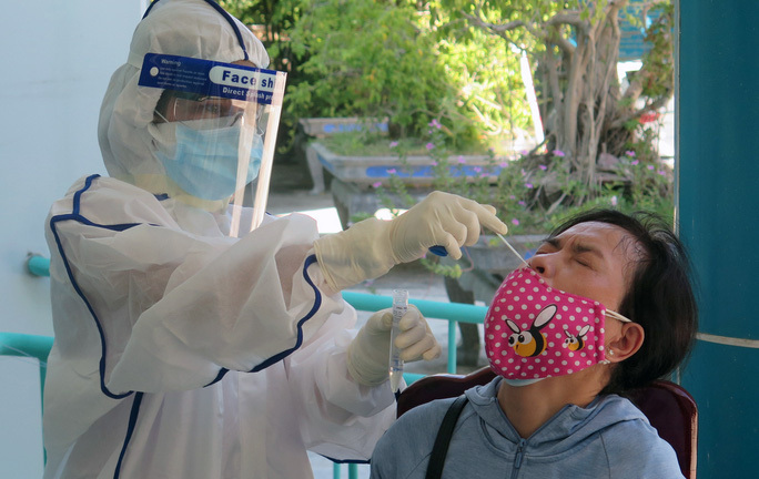 Tin tức thời sự mới nóng nhất hôm nay 28/6: Người phụ nữ mắc COVID-19 trốn sau vườn nhà