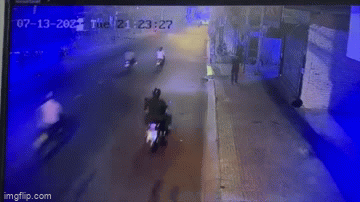 Video: Tử tù Nguyễn Kim An lang thang vỉa hè sau khi trốn thoát khỏi trại giam Chí Hòa