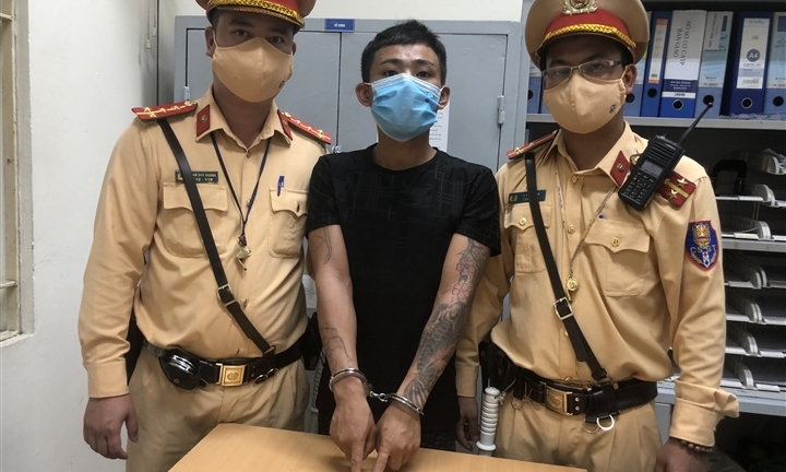 Tài xế Grab lao thẳng xe vào chốt CSGT, tố hành khách giấu ma túy trong người