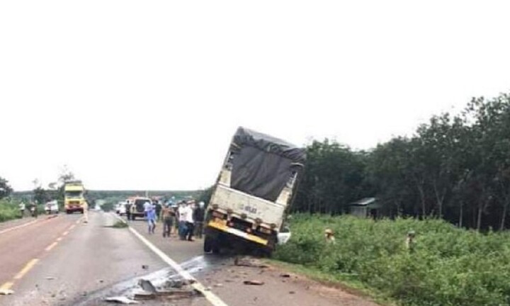 Va chạm kinh hoàng giữa xe tải với ô tô con, 3 người tử vong tại chỗ