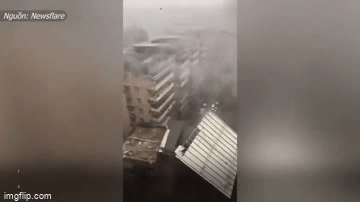 Video: Cầu lửa khổng lồ xuất hiện trong mưa do mái tôn bay trúng đường dây điện