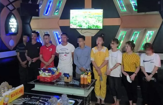 Ăn nhậu, hát karaoke bất chấp lệnh cấm, chủ và khách bị phạt 33 triệu đồng