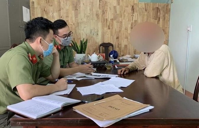 Tin tức thời sự mới nóng nhất hôm nay 14/8: Xúc phạm lực lượng chức năng vì bạn gái bị đi cách ly