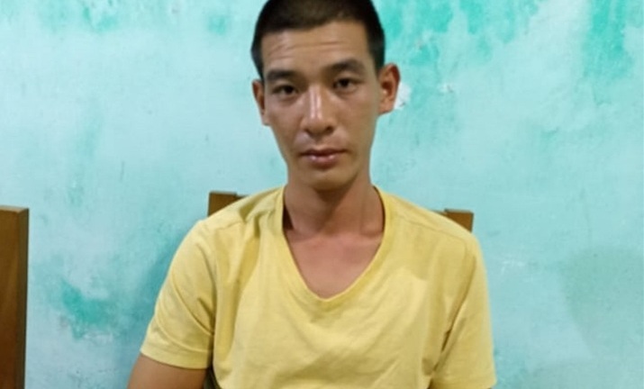 Nam thanh niên đập phá ô tô, cầm dao đe dọa công an rồi cố thủ trong nhà