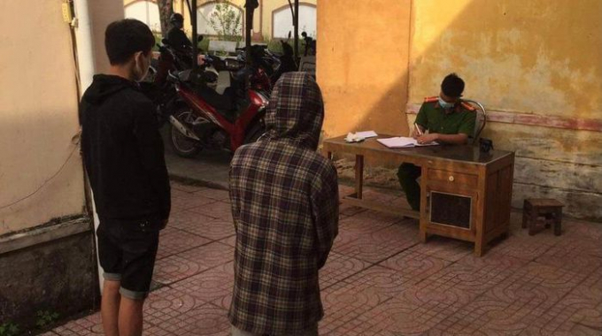 Tin tức thời sự mới nóng nhất hôm nay 31/8: Hai thanh niên chèo thuyền trốn khỏi vực phong tỏa đi ăn nhậu