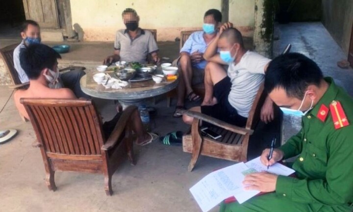 Tin tức thời sự mới nóng nhất hôm nay 7/9: Tụ tập ăn nhậu, 5 người bị phạt 75 triệu đồng