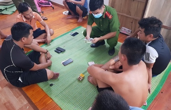 Bắc Giang: Nhóm con bạc tụ tập đánh ba cây 