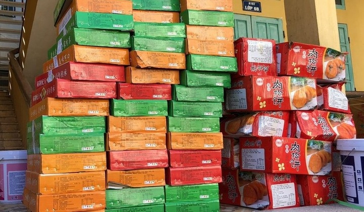 Hà Nội: Phát hiện hơn 11.000 hộp bánh trung thu trôi nổi
