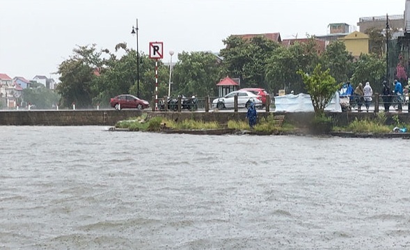 Huế: Truy tìm danh tính thi thể nam thanh niên nổi trên sông Hương