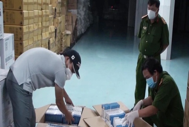 Phá đường dây buôn lậu thuốc, phát hiện 9.200 hộp thuốc điều trị COVID-19 chưa được cấp phép