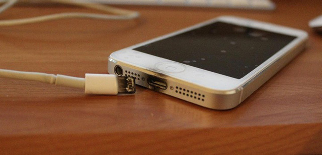 Quảng Nam: Sạc điện thoại, nam sinh 17 tuổi bị điện giật tử vong