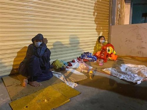 Chạy xe máy từ TP.HCM về Thanh Hoá, thai phụ chuyển dạ dọc đường trong đêm mưa tầm tã