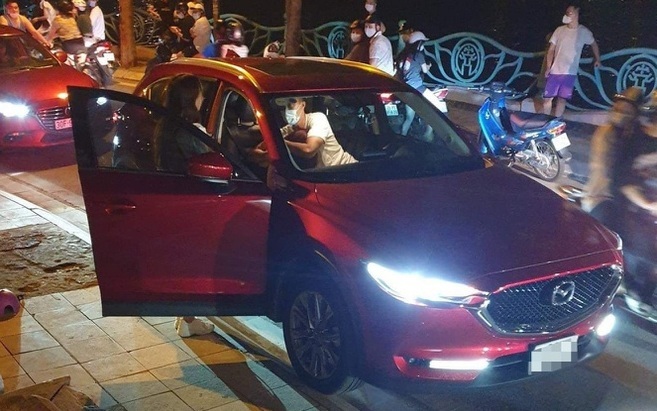 Người phụ nữ chặn đầu xe Mazda CX5, đánh ghen dữ dội ở Hồ Tây