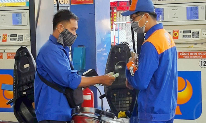 Chiều 11/10, giá xăng dầu đồng loạt tăng mạnh, RON95 lên gần mức 23.000 đồng/lít