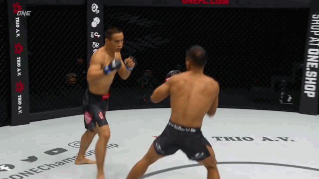 Video: Tung cú móc trời giáng, võ sĩ khiến đối thủ Trung Quốc đổ gục chỉ sau 10 giây