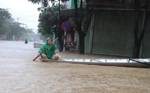 Mưa lũ bủa vây miền Trung: Hàng nghìn ngôi nhà bị ngập, 8 người chết và mất tích