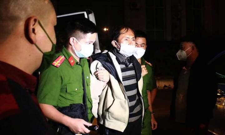 Cận cảnh đối tượng sát hại 3 người thân được di lý về tới Công an Bắc Giang