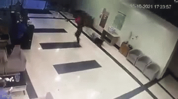 Hà Nội: Điều tra vụ nhóm đối tượng cầm hung khí truy sát người dân trong sảnh chung cư