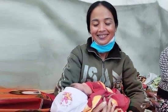 Hà Tĩnh: Bé gái sơ sinh 10 ngày tuổi bị bỏ rơi bên đường cùng vài bộ quần áo cũ