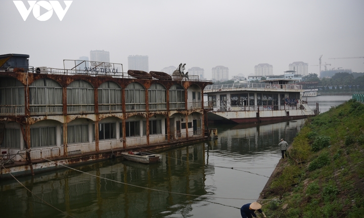 Hà Nội: Nhà hàng nổi hồ Tây chính thức bị khai tử sau nhiều năm bỏ hoang