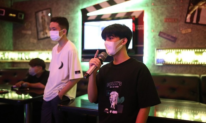 Vừa mở cửa được một ngày lại phải tạm ngừng hoạt động: Nhiều quán karaoke ở TP.HCM trở tay không kịp