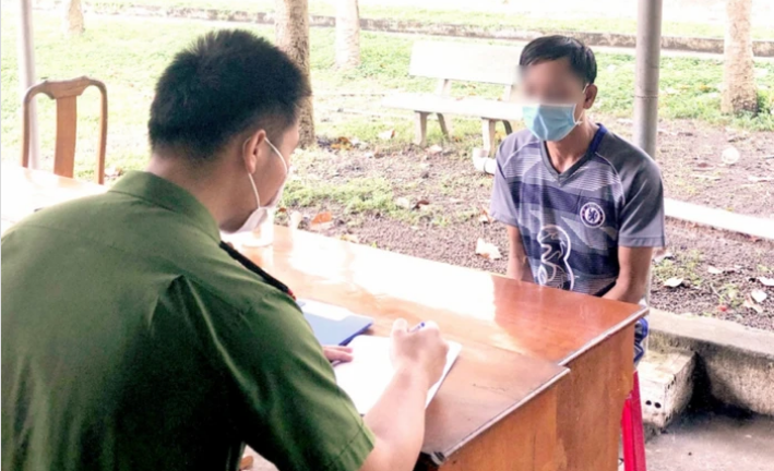 Bắt khẩn cấp gã cha dượng nhiều lần xâm hại con riêng của vợ