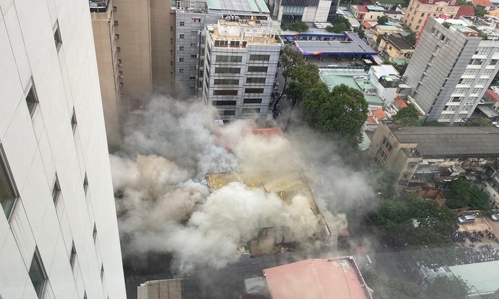 Cháy quán bar Canalis giữa trung tâm TP.HCM, nhiều người hoảng loạn tháo chạy