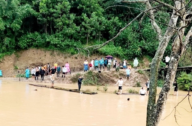 Cùng chồng đi cắt cỏ cho bò, người vợ bị đuối nước thương tâm